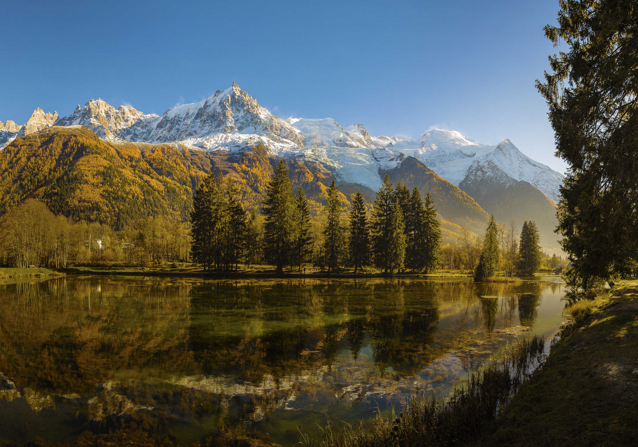 Le Pic du Midi de Chamonix depuis le lac des Gaillands